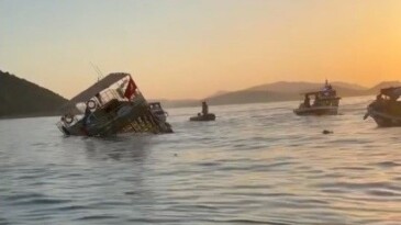 Kuşadası’nda tur teknesi battı