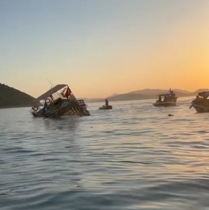 Kuşadası’nda tur teknesi battı