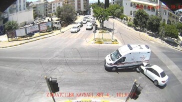 Hastaneye yetişmeye çalışan ambulansın kaza anı kamerada
