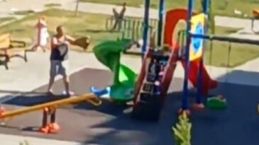 Etraftan topladığı çöpleri çocuk parkına döktü