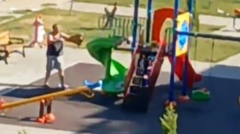 Etraftan topladığı çöpleri çocuk parkına döktü