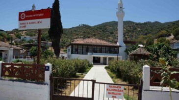 Cami imamından dikkat çeken tabela: “Namazın kılınmadan namazını kıl” yazısı cemaati artırdı