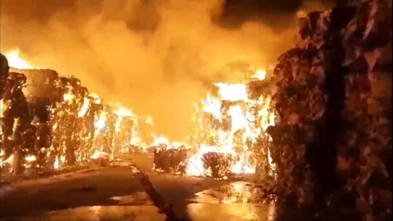 Kipaş Kağıt Fabrikası’ndaki yangın yeniden kontrolden çıktı: Gecenin karanlığını alevler aydınlattı