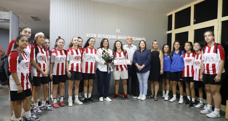 KADIN FUTBOL TAKIMINDAN BAŞKAN ÇERÇİOĞLU’NA ZİYARET