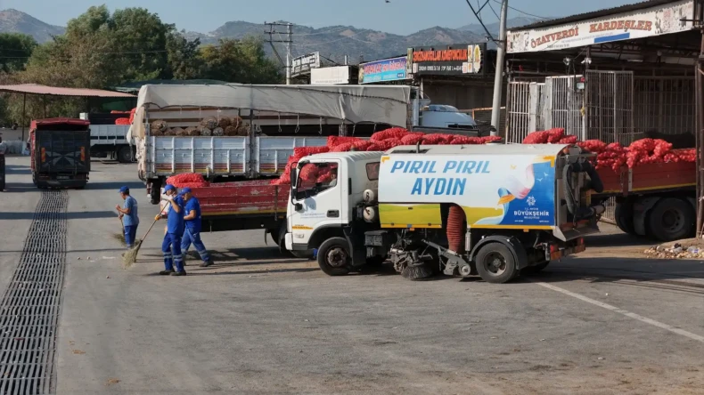 AYDIN BÜYÜKŞEHİR BELEDİYESİ ACARLAR HALİ’NDE DETAYLI TEMİZLİK ÇALIŞMASI GERÇEKLEŞTİRDİ