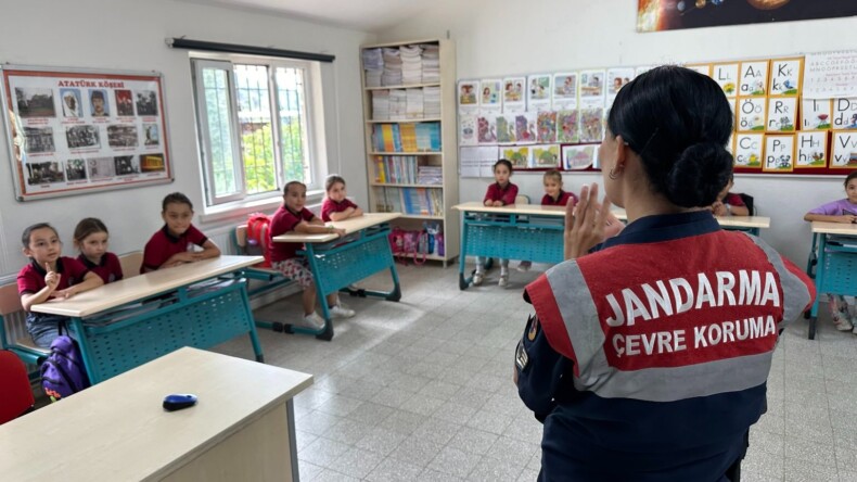 İNCİRLİOVA’LI ÖĞRENCİLERİ JANDARMA DOĞA İLE BİLGİLENDİRDİ