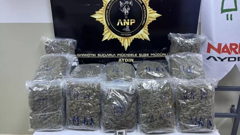 Kuşadası’nda düzenlenen operasyonda 14 kg skunk bulundu, 2 kişi gözaltına alındı, biri tutuklandı.