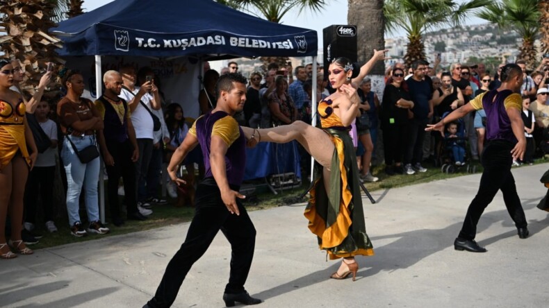 KUŞADASI SOKAK FESTİVALİ TAM GAZ SÜRÜYOR…
