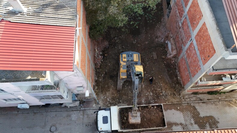 Nazilli’de metruk binaların yıkımı sürüyor