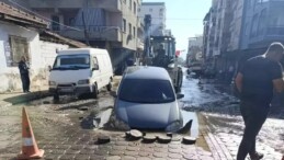 İncirliova’da Su Hattı Patladı, Araba Çukura Düştü