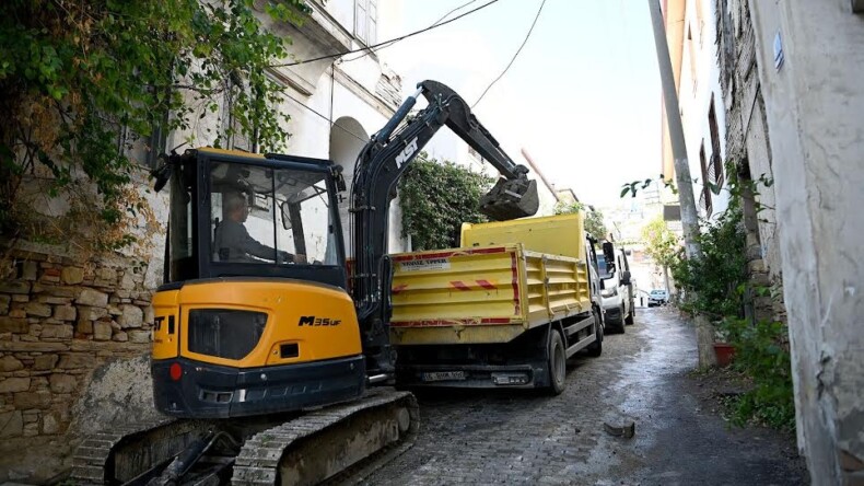ESKİ KUŞADASI’NDA YENİLENME SIRASI ASLANLAR CADDESİ’NDE