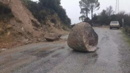 YAMAÇTAN KOPAN KAYALAR TRAFİĞİ TIKADI