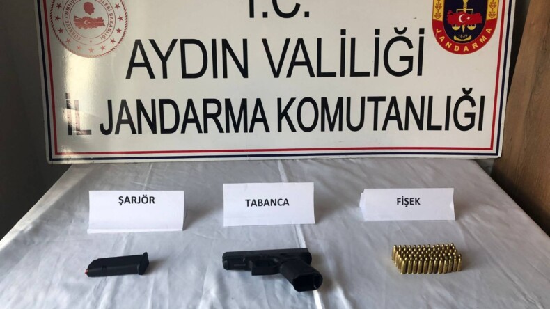 Jandarma İncirliova’da Araçta Silah Ele Geçirdi