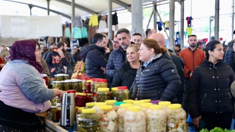 BAŞKAN GENÇAY CUMARTESİ PAZARINI ZİYARET ETTİ