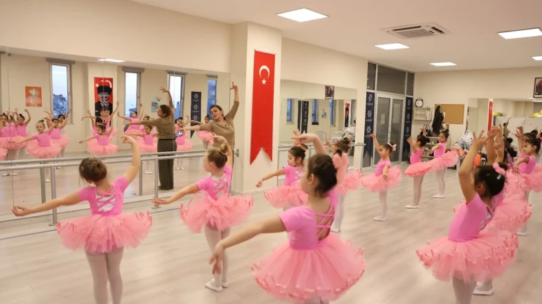 AYDINLI MİNİKLER BAŞKAN ÇERÇİOĞLU’NUN BAŞLATTIĞI ETKİNLİKLER İLE BALE ÖĞRENİYOR