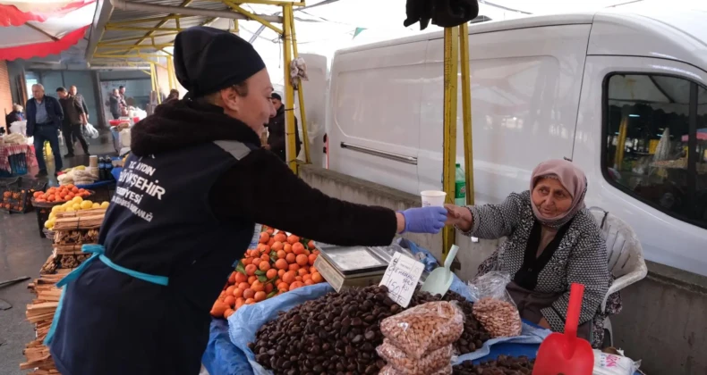 BAŞKAN ÇERÇİOĞLU’NUN SICAK ÇORBA İKRAMI PAZARCI ESNAFININ VE VATANDAŞLARIN İÇİNİ ISITIYOR