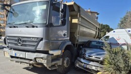 Efeler’de kamyonla otomobil çarpıştı