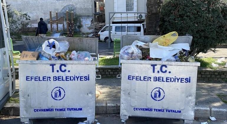 Belediye işçileri iş bıraktı, sokaklarda çöp yığınları oluştu