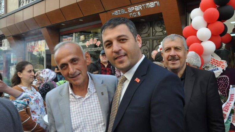 İNCİRLİOVA’DAKİ KİRLİ VE ÇARPIK SİYASETİN İÇİNDEN GÜZEL BİR DOSTLUK