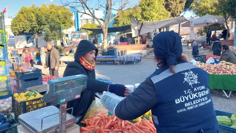 BAŞKAN ÇERÇİOĞLU SOĞUK HAVALARDA VATANDAŞLARIN VE PAZARCI ESNAFLARININ YANINDA OLMAYA DEVAM EDİYOR