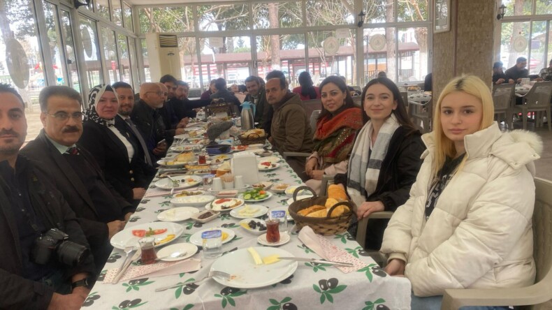 İNCİRLİOVA AK PARTİ’DEN BASINA KAHVALTI