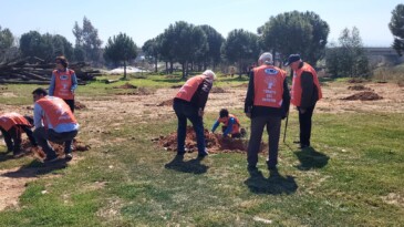 TEMA ÖĞRENCİLERLE DEREAĞZI MAHALLESİNDE AĞAÇ DİKTİ