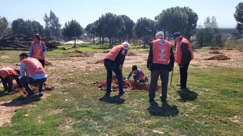 TEMA ÖĞRENCİLERLE DEREAĞZI MAHALLESİNDE AĞAÇ DİKTİ