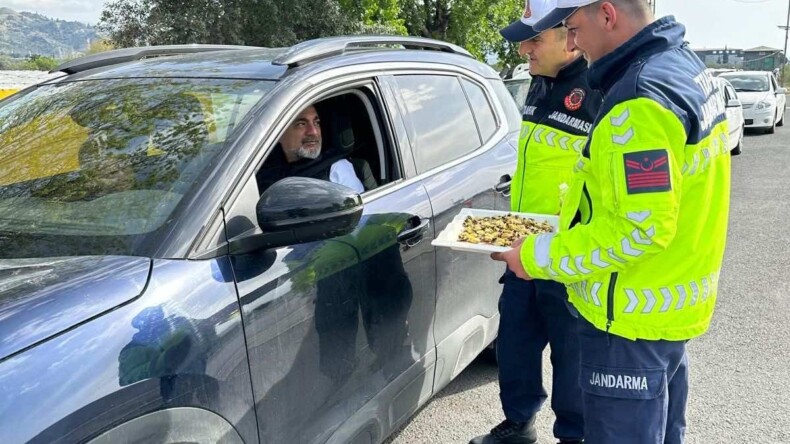 RAMAZAN BAYRAMI TEDBİRLERİ KAPSAMINDA SÜRÜCÜLERE BROŞÜR DAĞITILDI