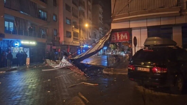 İncirliova’da fırtına etkisi; çatı uçtu, ağaç devrildi