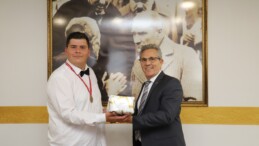 Başkan Tetik’ten Türkiye Şampiyonu otizmli gence klarnet hediyesi