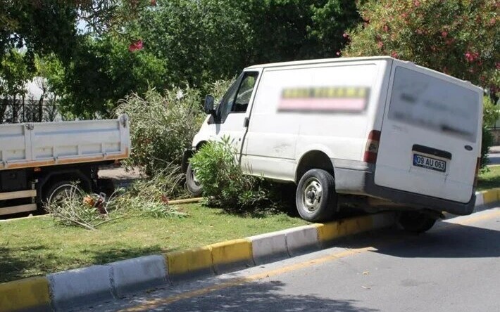 MİNİBÜS ÇİÇEKLİĞE ÇIKTI