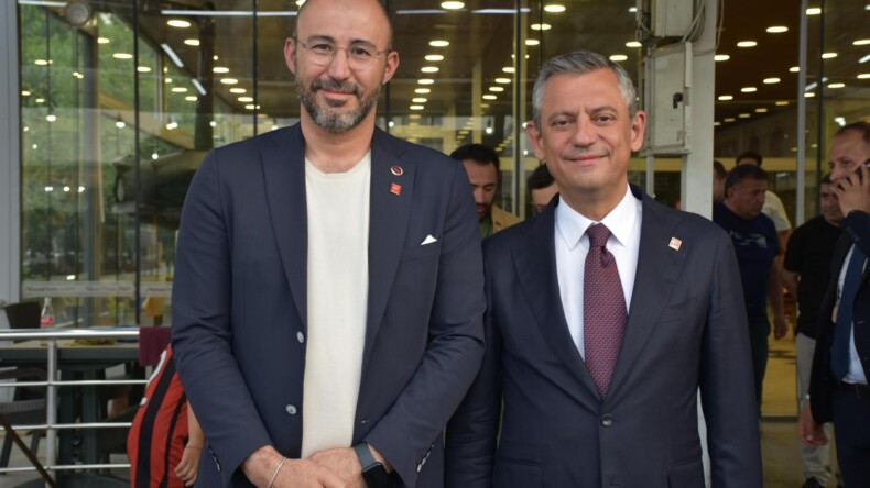CHP GENEL BAŞKANI ÖZGÜR ÖZEL GÜNÜN YORGUNLUĞUNU GERMENCİK’TE ATTI