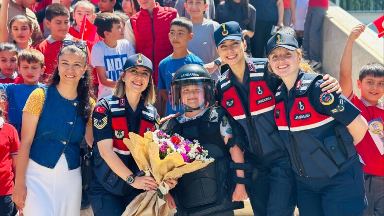 JANDARMA ÖĞRENCİLERLE