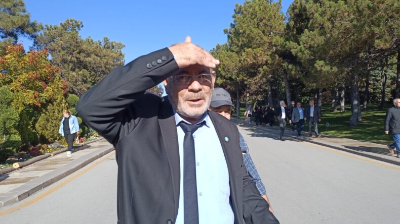 NEREYE BAKIYOR BU ADAM