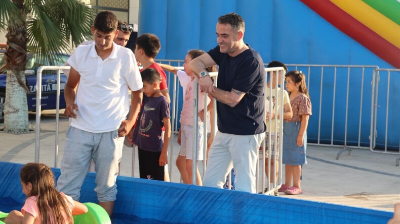 Başkan Özgür Arıcı’dan Çocuklara Karne Hediyesi
