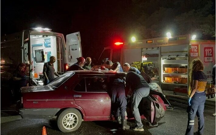 SÖKE’DE TERS YÖNE GİRİP  2 ARACA ÇARPTI