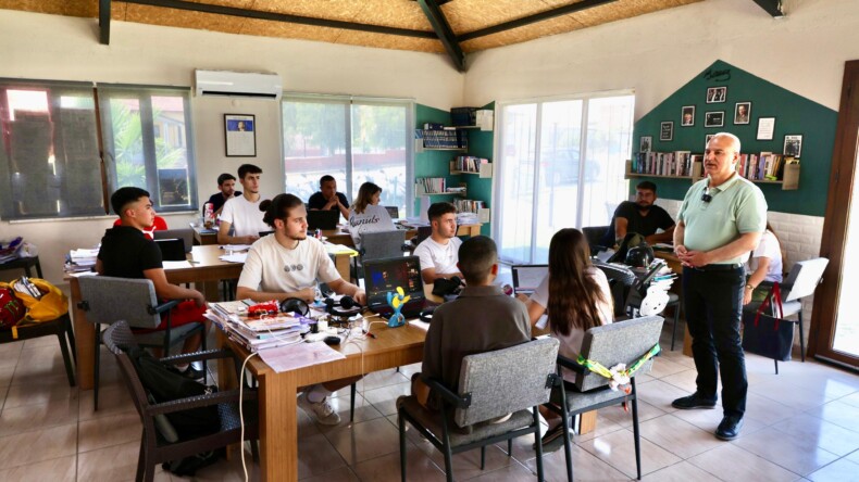 BAŞKAN KIVRAK’TAN YKS ÖNCESİ ÖĞRENCİLERE MORAL ZİYARETİ