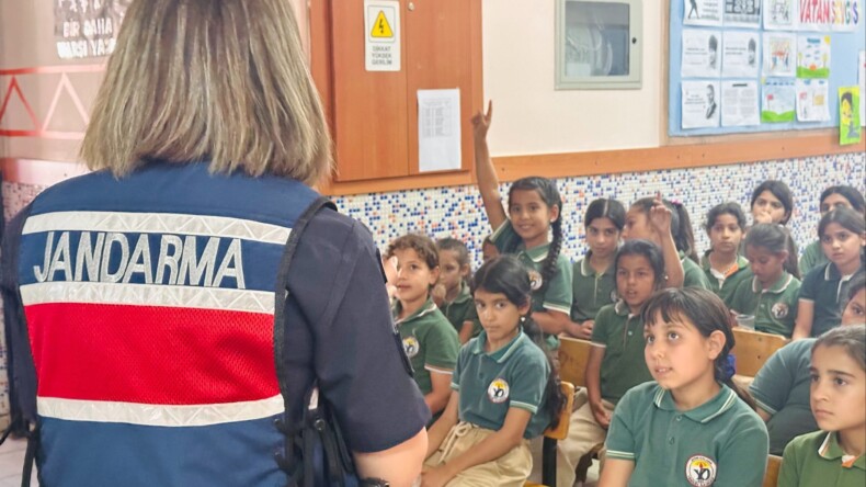 JANDARMA İLKOKUL ÖĞRENCİLERİNİ BİLGİLENDİRDİ