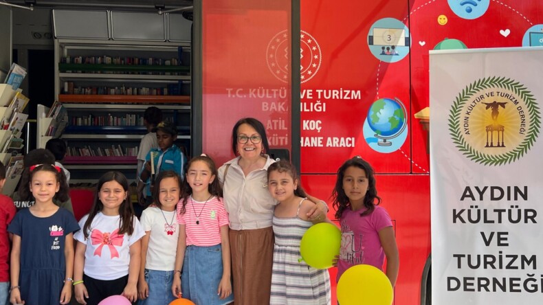 Gezici Kütüphane Dezavantajlı Çocuklara Kültür Taşıyor