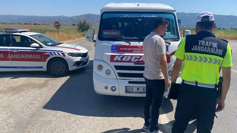 JANDARMA YOLCU MİNİBÜSLERİNİ DENETLEDİ
