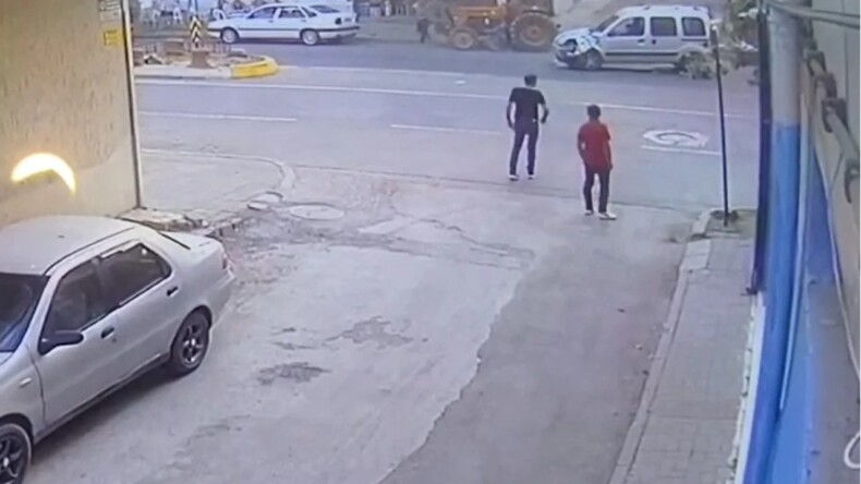 Traktörle ticari araç birbirine girdi