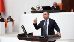 CHP’Lİ KARAKOZ SORDU: “YANGIN SÖNDÜRMEDE 27 UÇAK VE 105 HELİKOPTER VARSA NEDEN KULLANILMIYOR?”