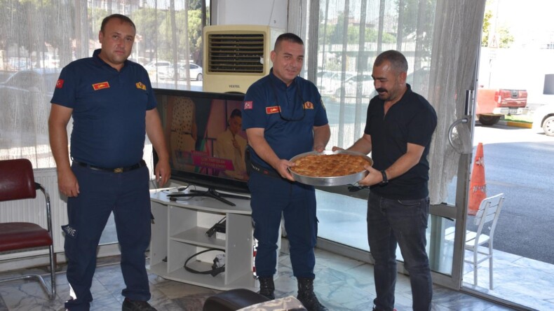 BAŞKAN ZENCİRCİ’DEN ATEŞ SAVAŞÇILARINA BÖREK İKRAMI