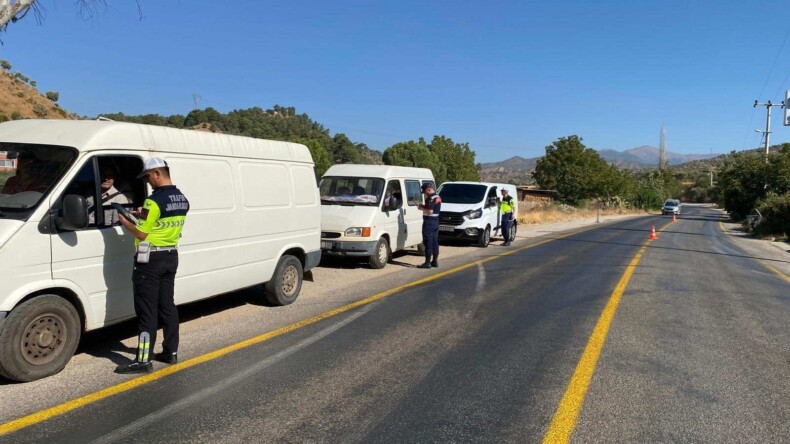 JANDARMA KÖŞK İLÇESİNDE TRAFİK DENETLEMESİ YAPTI