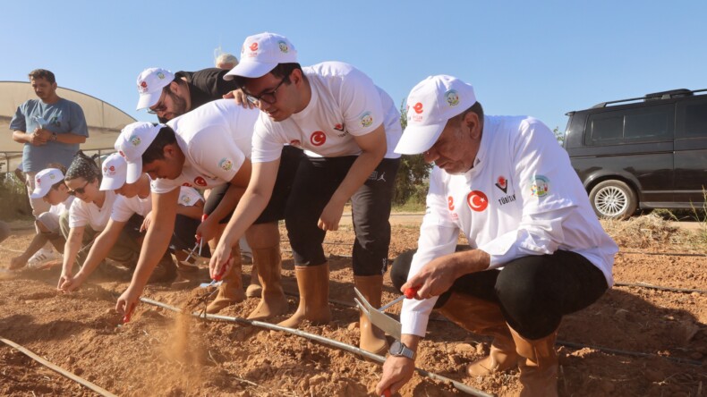 BAŞKAN YETİŞKİN ÖZEL BİREYLERLE TOHUMLARI TOPRAKLA BULUŞTURDU