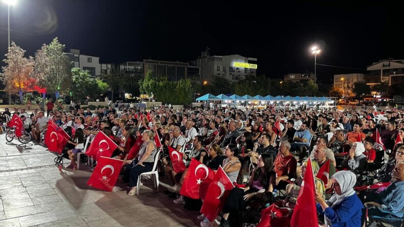 DİDİMLİLER, DEV ADAMLARIN TARİHİ MÜCADELESİNİ KENT MEYDANINDA OMUZ OMUZA İZLEDİ