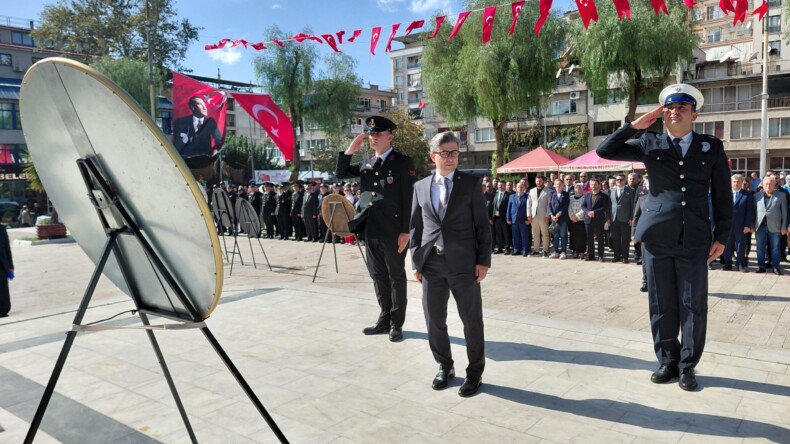 CUMHURİYET BAYRAMI ÇELENK SUNMA TÖRENİ GERÇEKLEŞTİRİLDİ