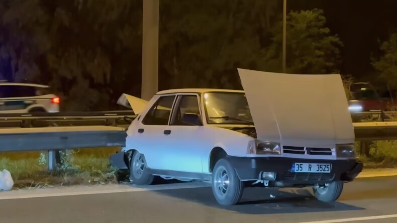 Söke-Aydın Otoyolunda Lastiği Kopan Otomobil Bariyere Çarptı