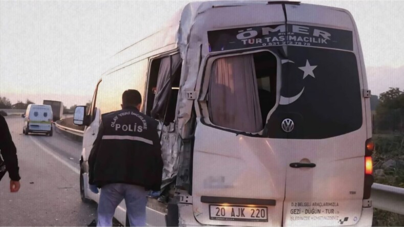 Feci kaza: İşçi servisine kamyon çarptı, şoförün babası hayatını kaybetti