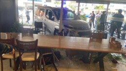 Aydın’da araç iş yerinin içine girdi